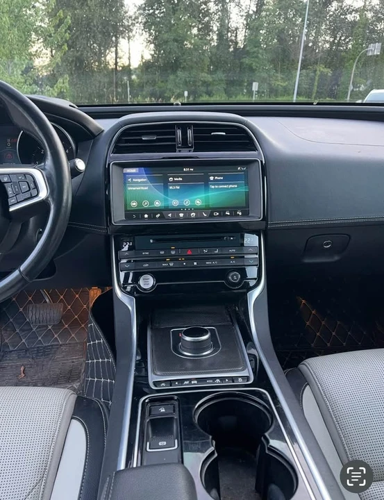 2017 Jaguar XE - Image 11 of 18