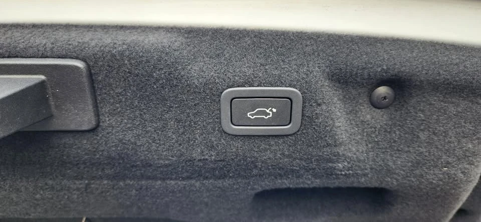 2017 Jaguar XE - Image 9 of 20