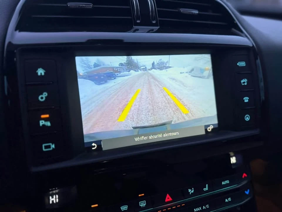 2017 Jaguar XE - Image 17 of 20