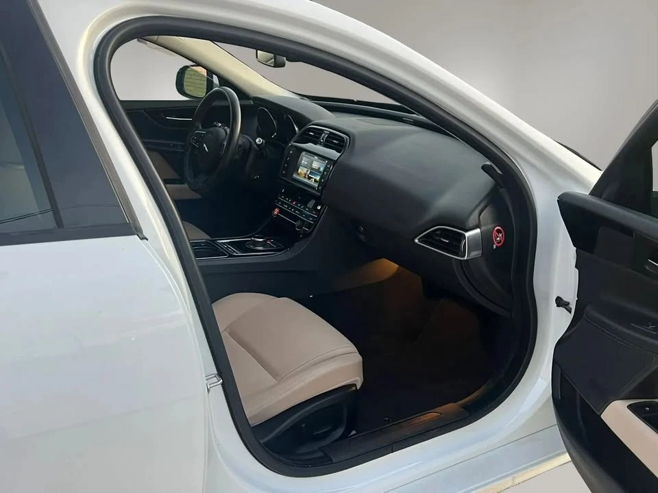 2017 Jaguar XE - Image 19 of 20