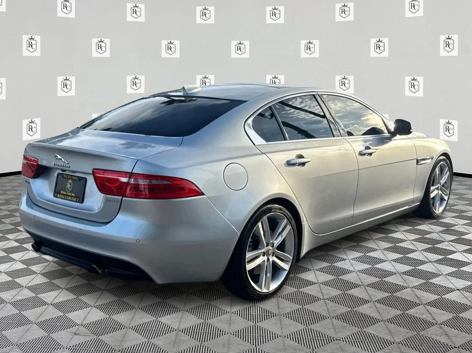 2017 Jaguar XE - Image 5 of 19