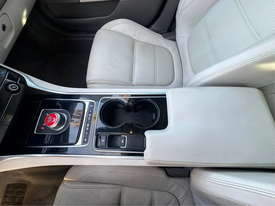 2017 Jaguar XE - Image 16 of 19