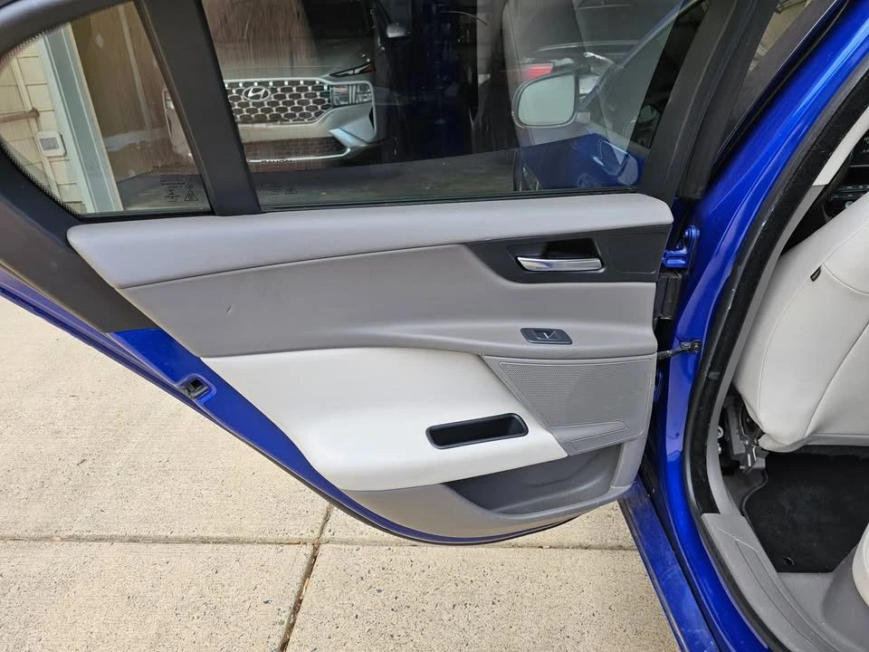 2017 Jaguar XE - Image 9 of 14