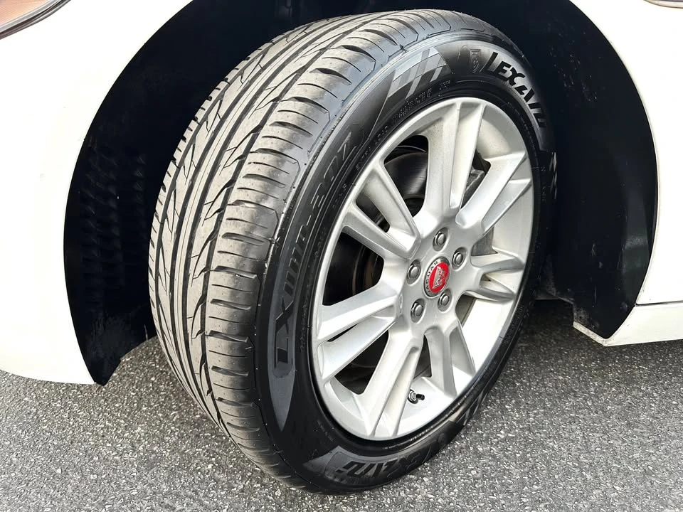 2017 Jaguar XE - Image 17 of 20