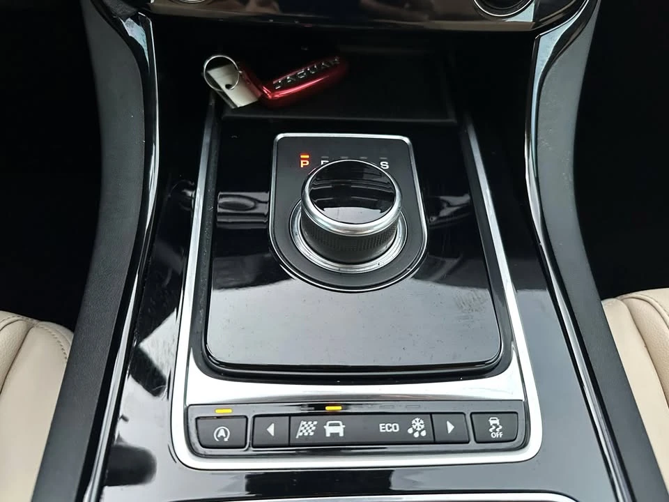 2017 Jaguar XE - Image 13 of 20