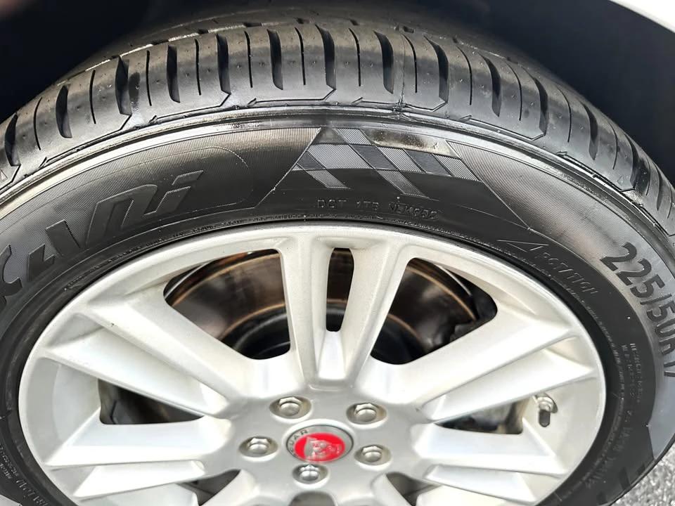 2017 Jaguar XE - Image 18 of 20