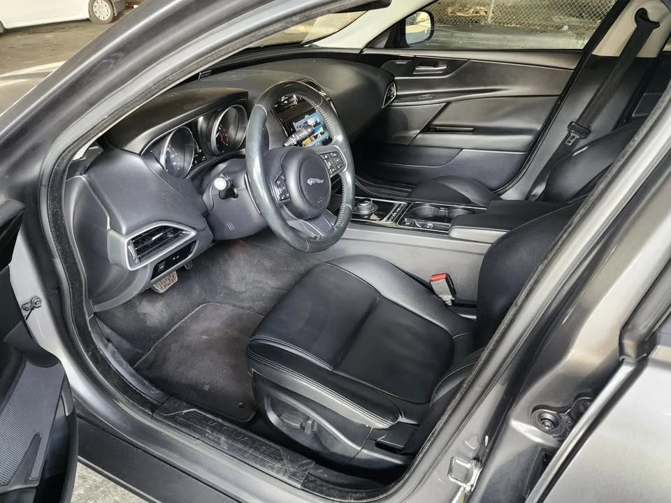 2017 Jaguar XE - Image 6 of 11