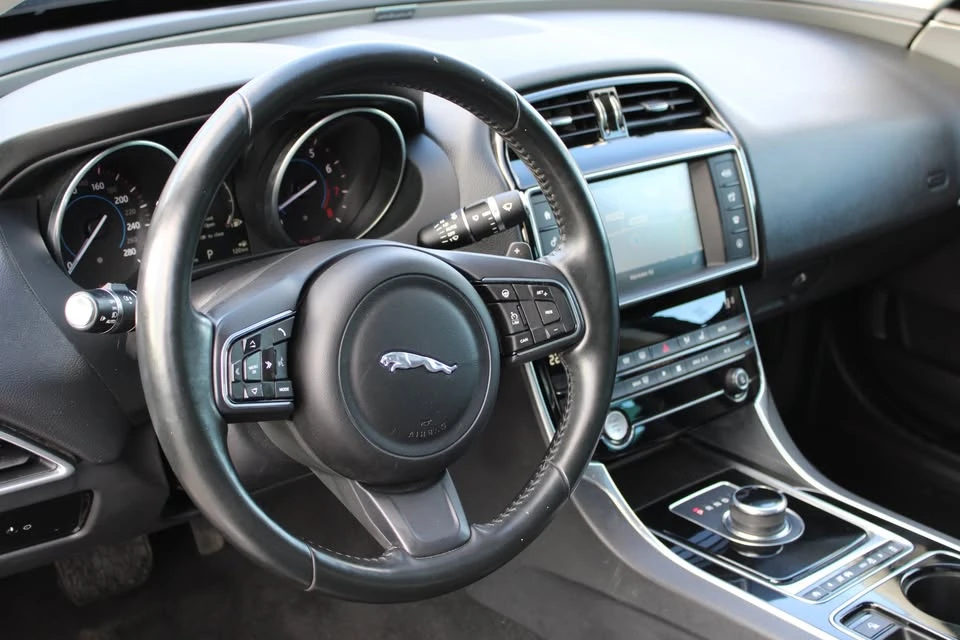 2017 Jaguar XE - Image 9 of 20