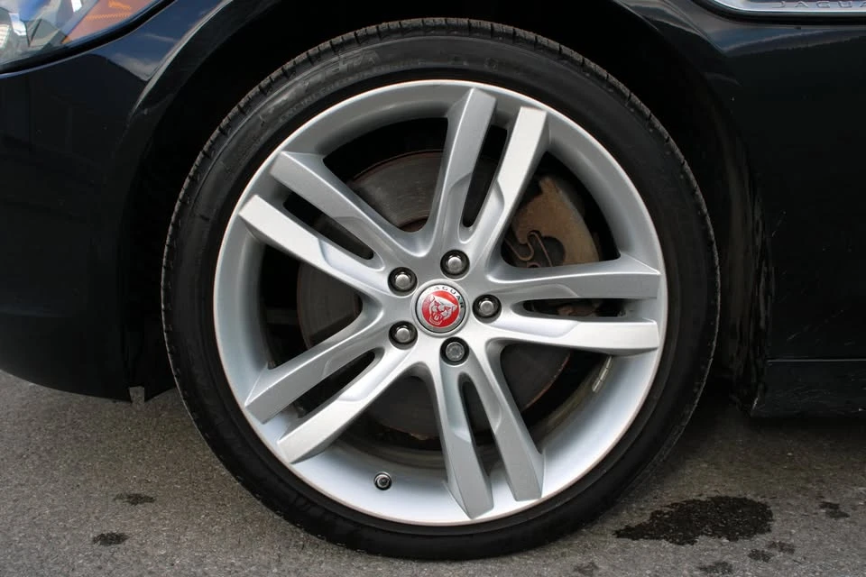 2017 Jaguar XE - Image 19 of 20