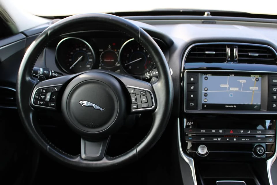 2017 Jaguar XE - Image 10 of 20