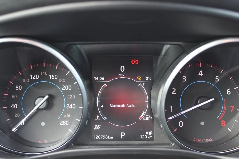 2017 Jaguar XE - Image 11 of 20