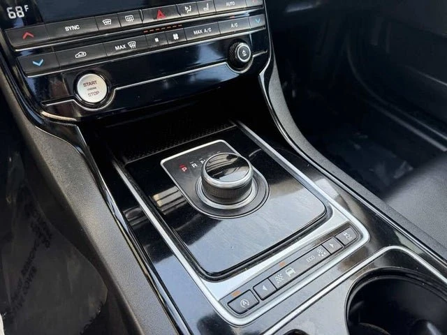 2017 Jaguar XE - Image 10 of 20