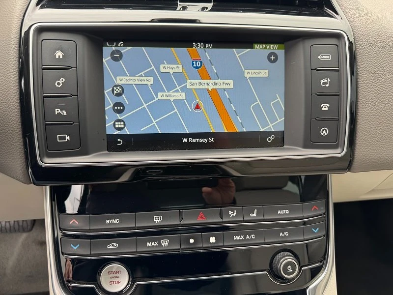 2017 Jaguar XE - Image 13 of 17