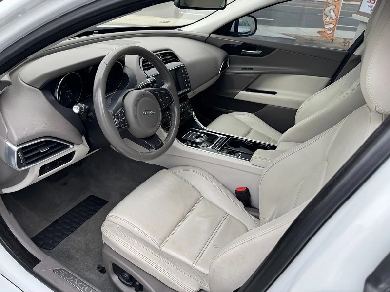 2017 Jaguar XE - Image 7 of 17