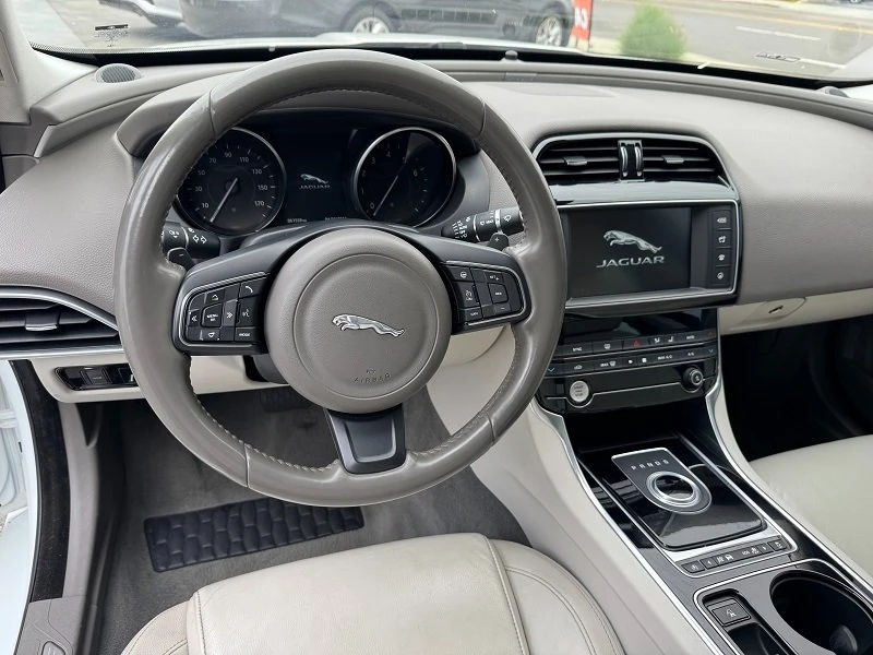 2017 Jaguar XE - Image 11 of 17