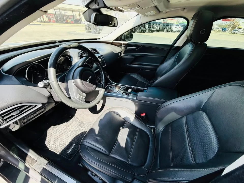 2017 Jaguar XE - Image 5 of 9