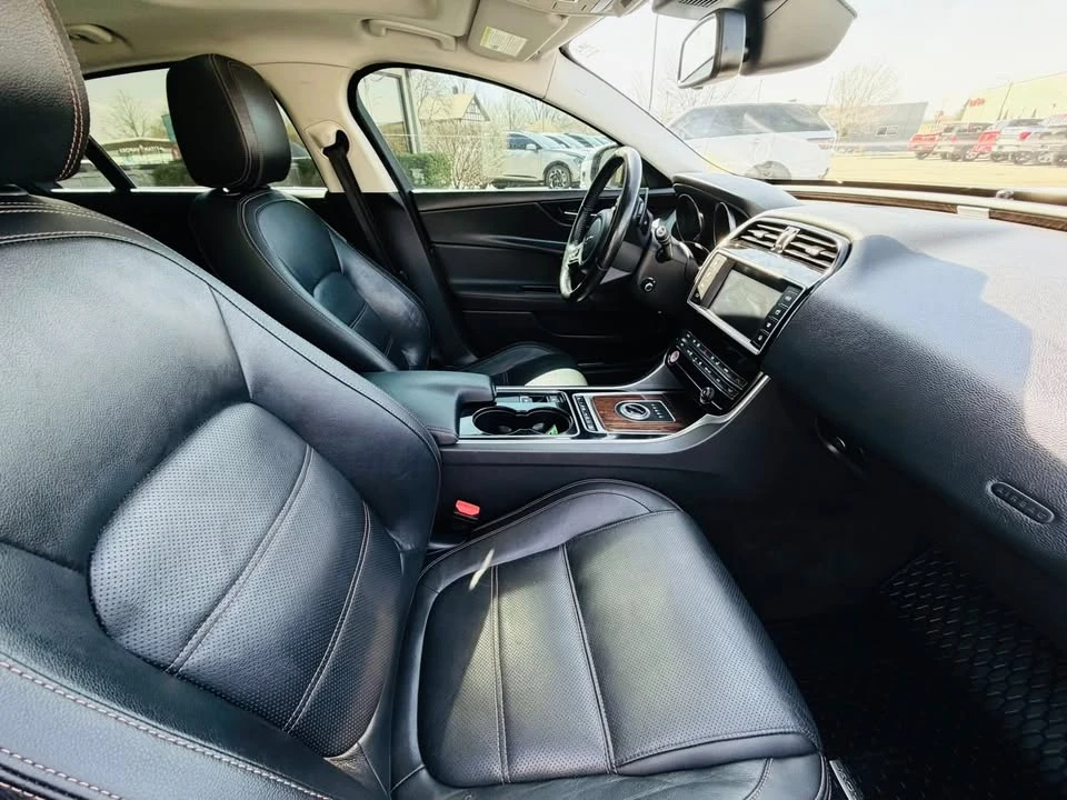 2017 Jaguar XE - Image 7 of 9