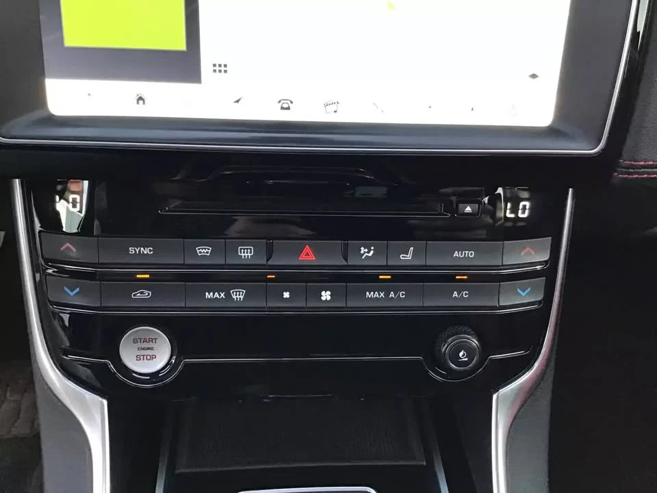 2017 Jaguar XE - Image 19 of 20