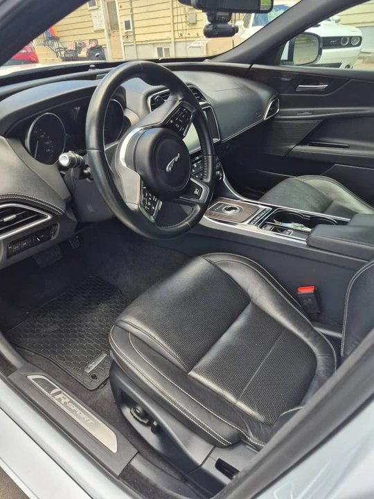 2017 Jaguar XE - Image 3 of 9