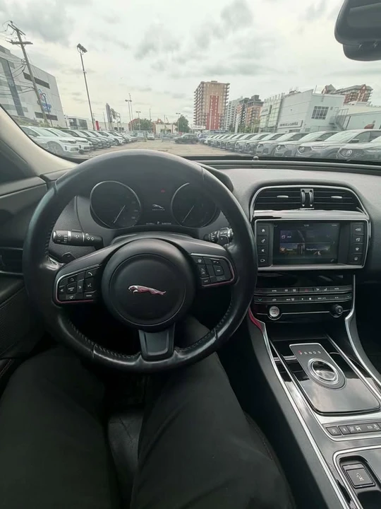 2017 Jaguar XE - Image 5 of 6