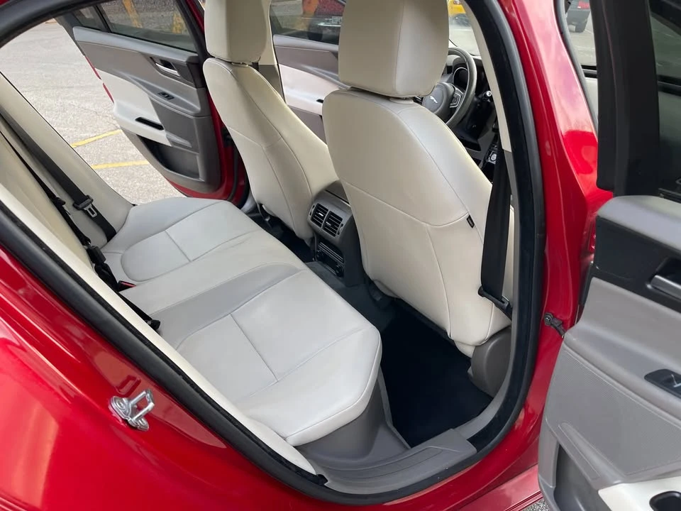 2017 Jaguar XE - Image 9 of 19