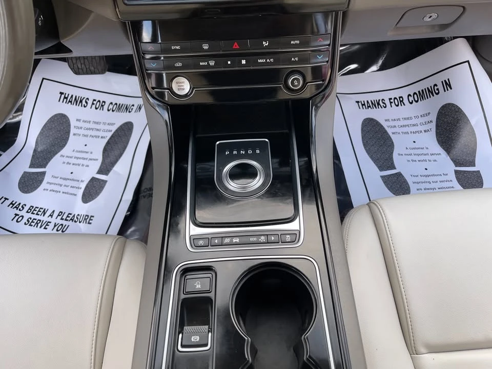 2017 Jaguar XE - Image 10 of 19