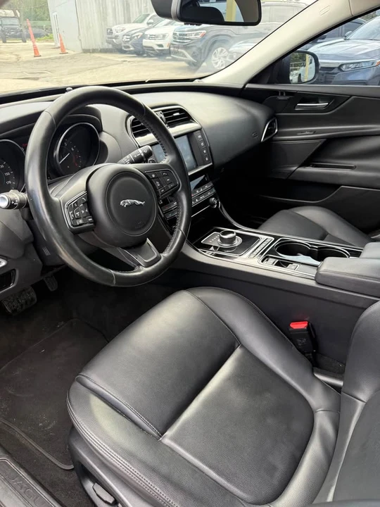 2017 Jaguar XE - Image 7 of 11