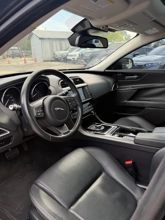 2017 Jaguar XE - Image 10 of 11
