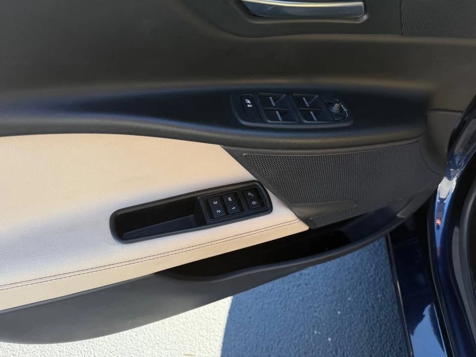 2017 Jaguar XE - Image 16 of 20