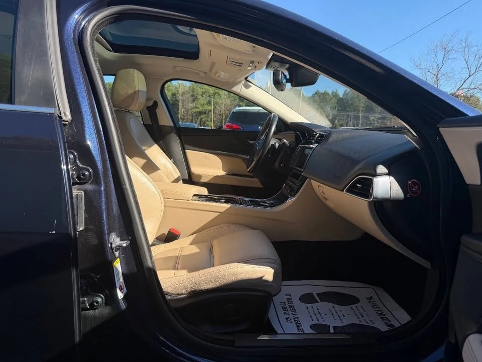 2017 Jaguar XE - Image 9 of 20