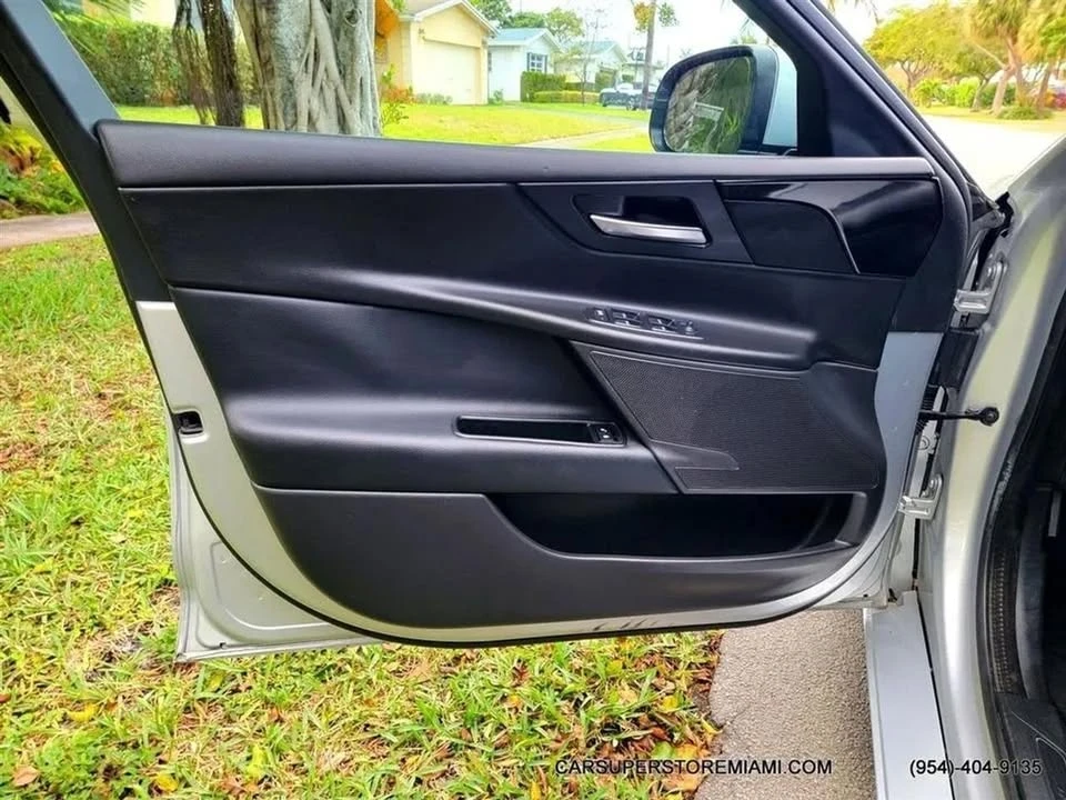2017 Jaguar XE - Image 18 of 19