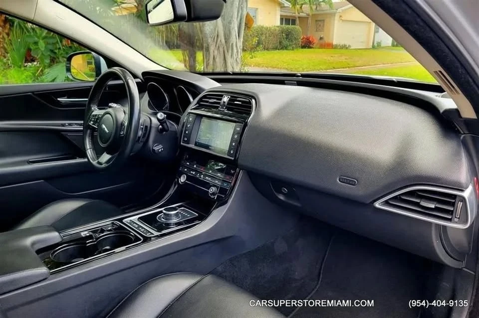 2017 Jaguar XE - Image 14 of 19
