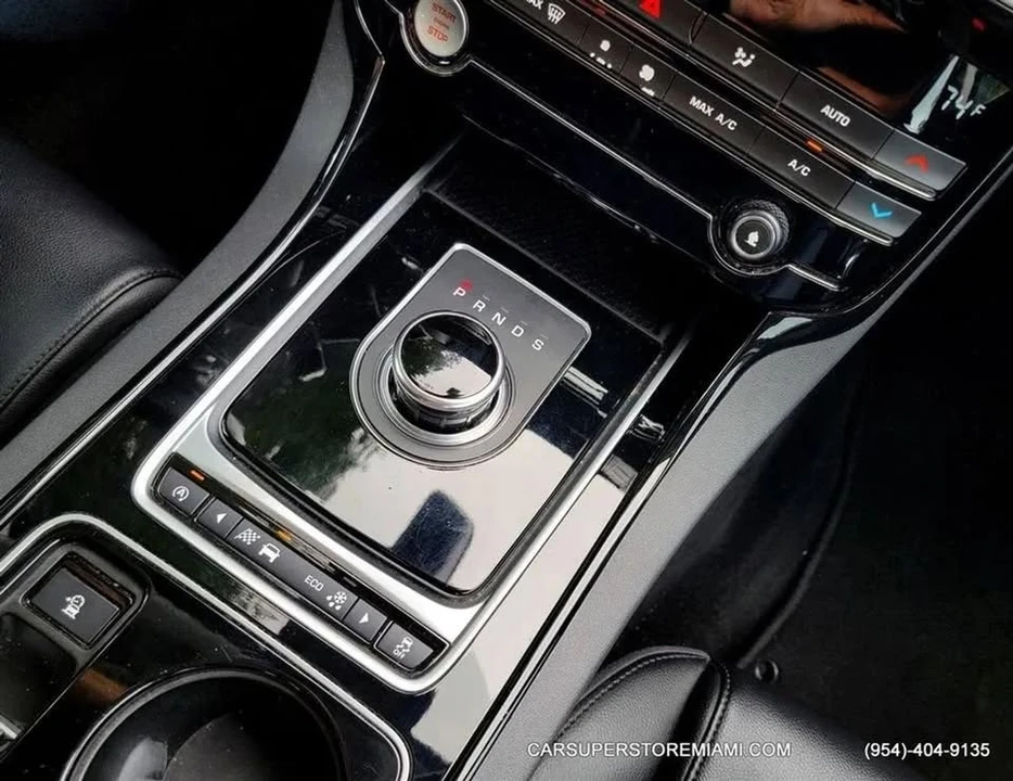 2017 Jaguar XE - Image 16 of 19