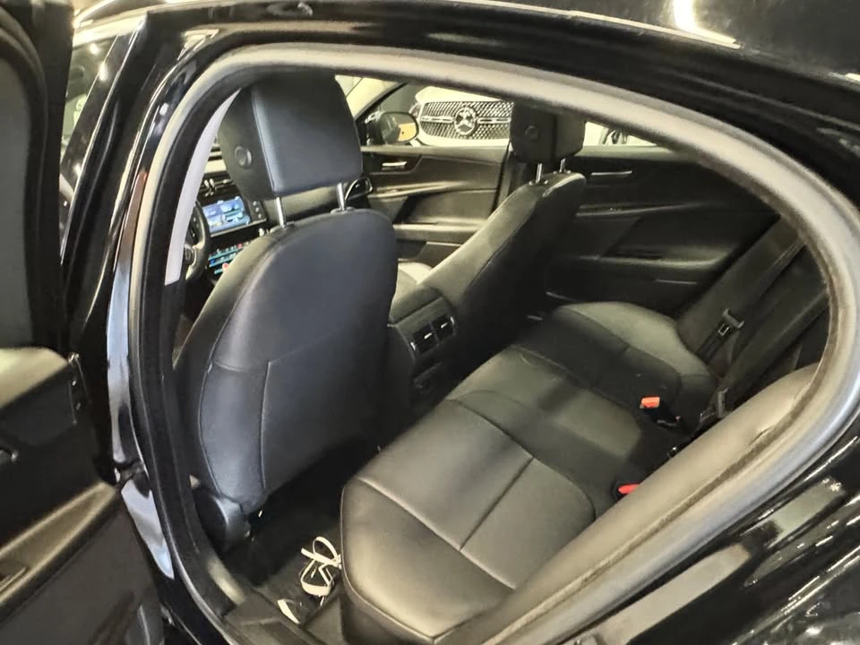 2017 Jaguar XE - Image 10 of 15