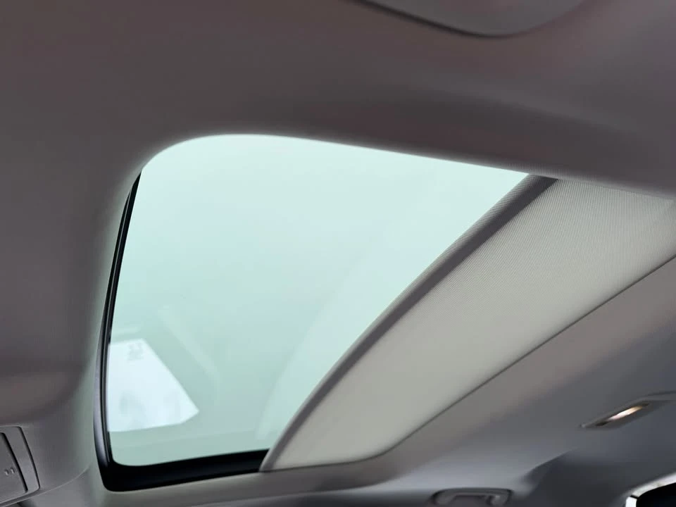 2017 Jaguar XE - Image 8 of 12