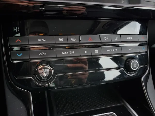2017 Jaguar XE - Image 10 of 13