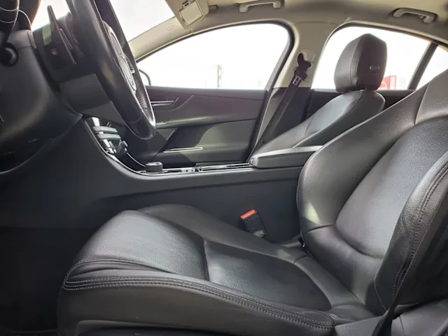 2017 Jaguar XE - Image 5 of 13