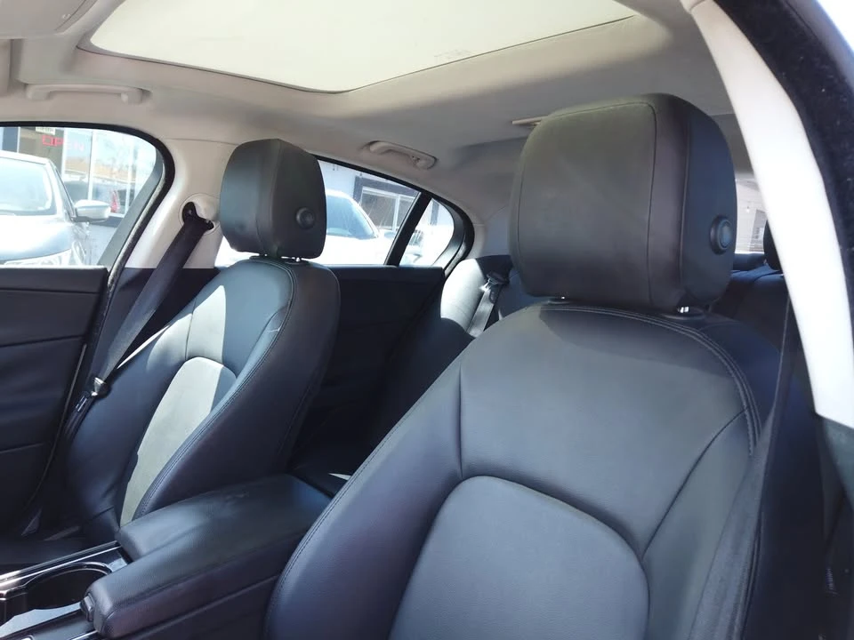 2017 Jaguar XE - Image 6 of 9