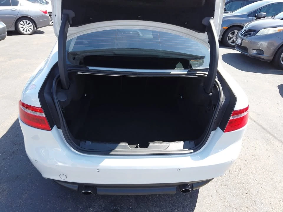 2017 Jaguar XE - Image 8 of 9