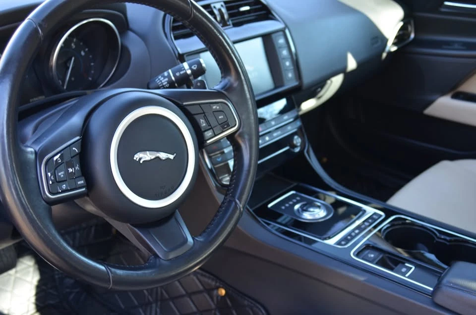 2017 Jaguar XE - Image 15 of 15