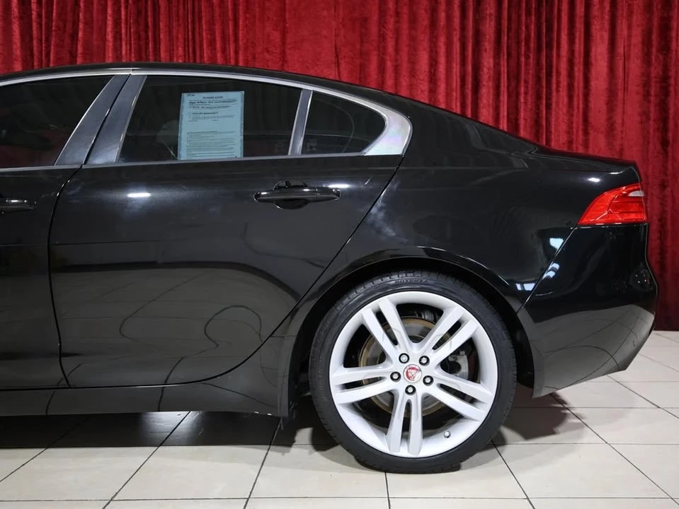 2017 Jaguar XE - Image 4 of 18