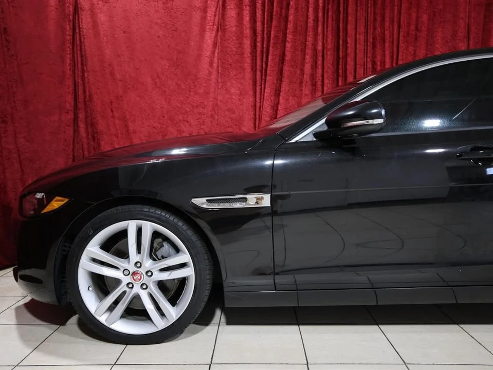2017 Jaguar XE - Image 3 of 18