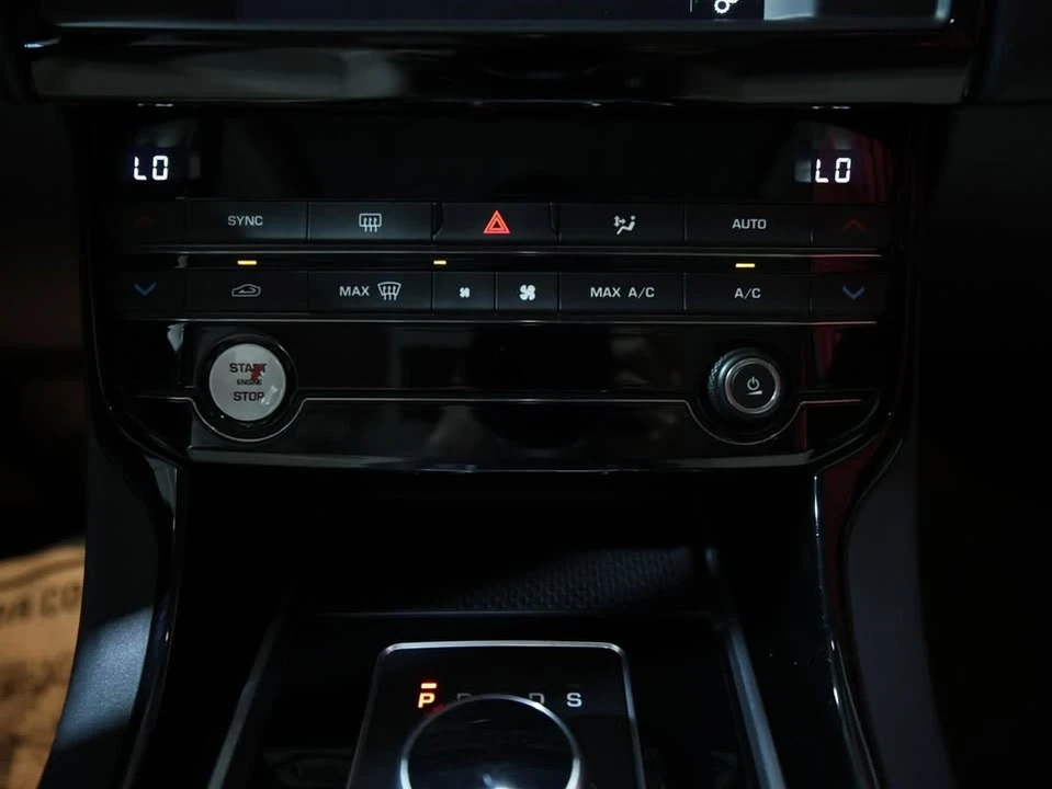 2017 Jaguar XE - Image 18 of 18