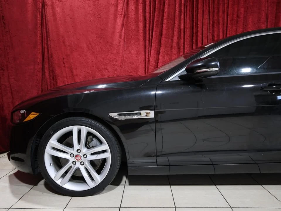 2017 Jaguar XE - Image 3 of 8