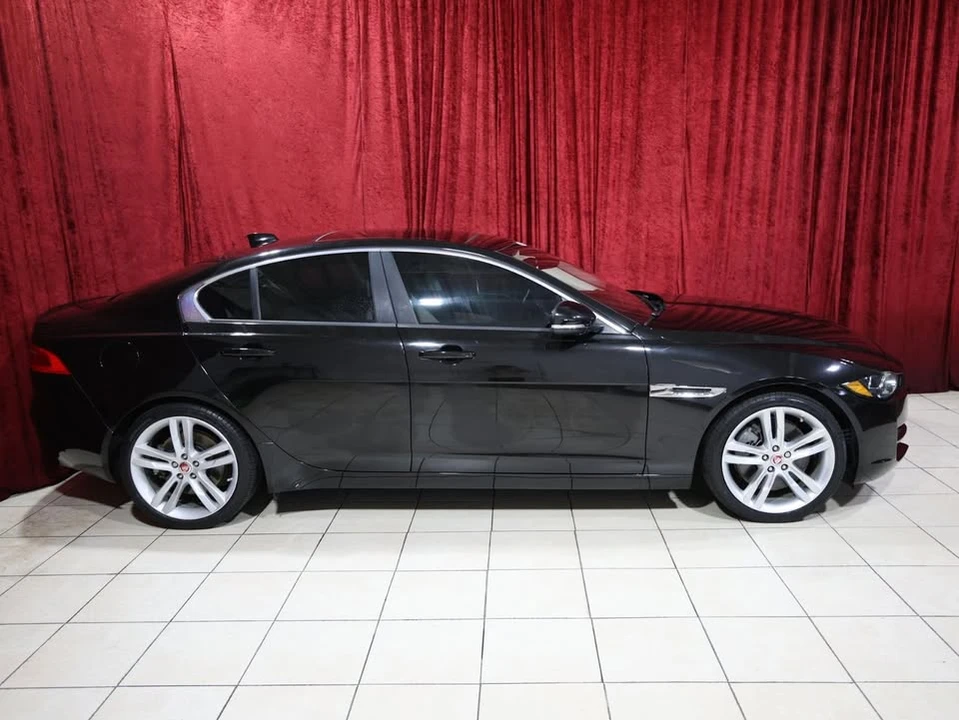 2017 Jaguar XE - Image 6 of 8
