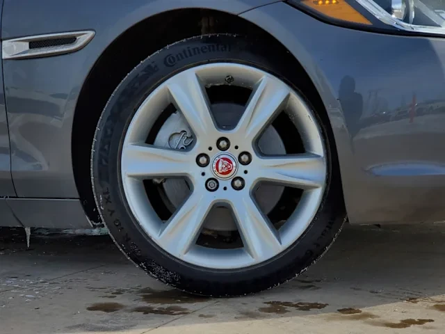2017 Jaguar XE - Image 4 of 18