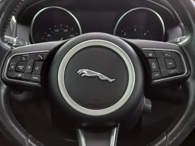 2017 Jaguar XE - Image 9 of 18