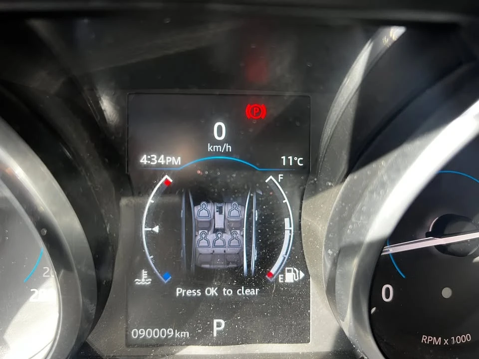 2017 Jaguar XE - Image 7 of 10