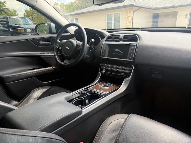 2017 Jaguar XE - Image 7 of 14