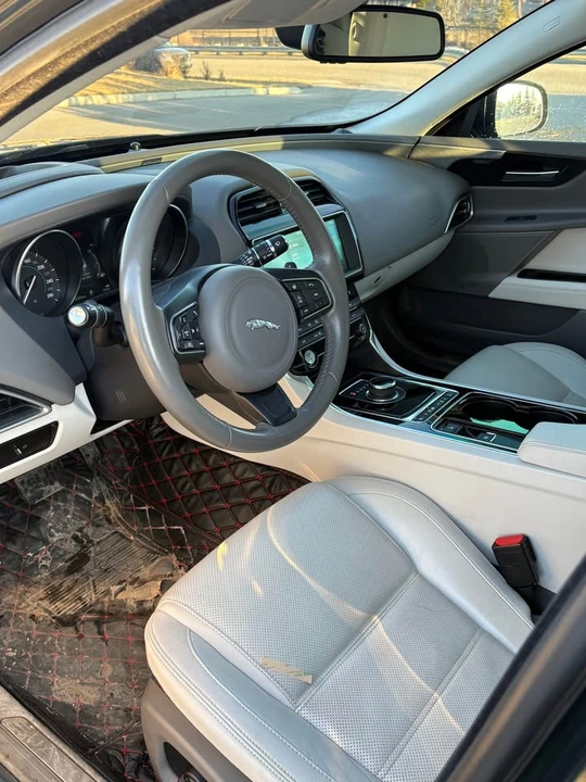 2017 Jaguar XE - Image 10 of 12